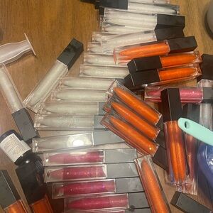Lipgloss: peach, coconut, strawberry, lemon, lime , orange, black rose.